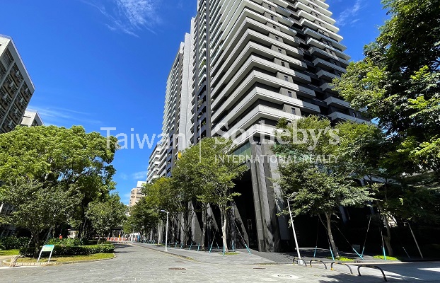 明日博鋼骨制震朝南層峰豪邸建物外觀